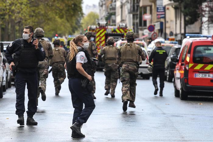 Parigi: attacco vicino all’ex sede di Charlie Hebdo, 4 feriti. Fermati due sospettati