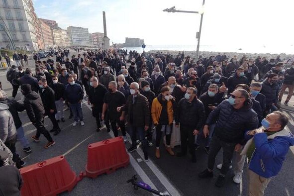 Napoli: ristoratori in protesta bloccano di nuovo il lungomare