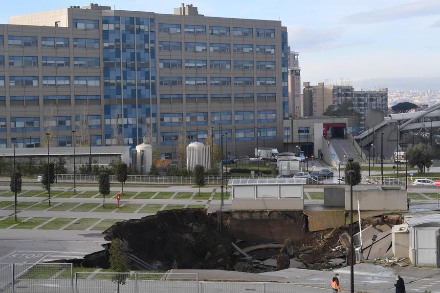 Napoli, voragine all’Ospedale del Mare